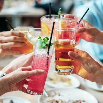 Fin d’année scolaire : quand le premier verre d’alcool devient un rite de passage chez les ados